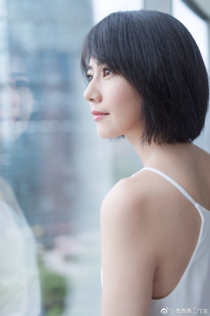 高圆圆又双叒叕换新发型美成18岁，但却因为穿了这件衣服被说又老又土