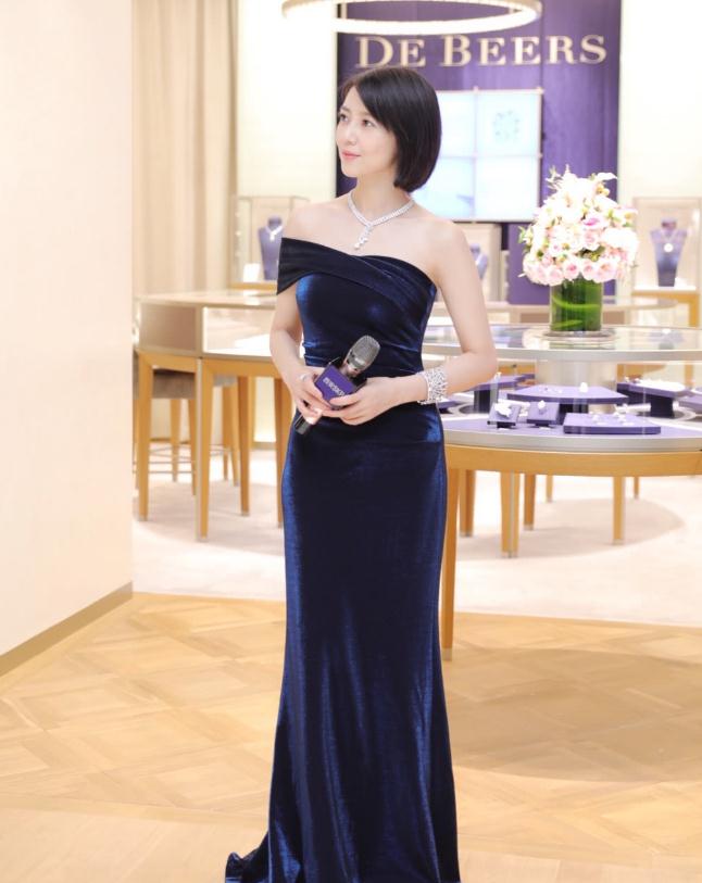 高圆圆又双叒叕换新发型美成18岁，但却因为穿了这件衣服被说又老又土