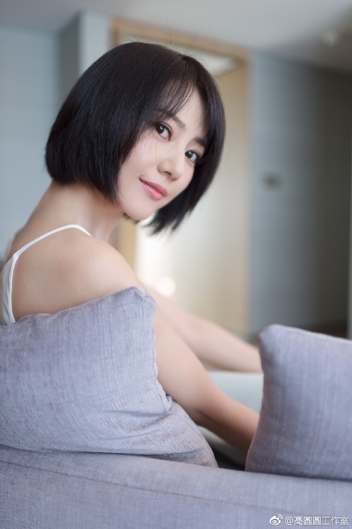 高圆圆又双叒叕换新发型美成18岁，但却因为穿了这件衣服被说又老又土