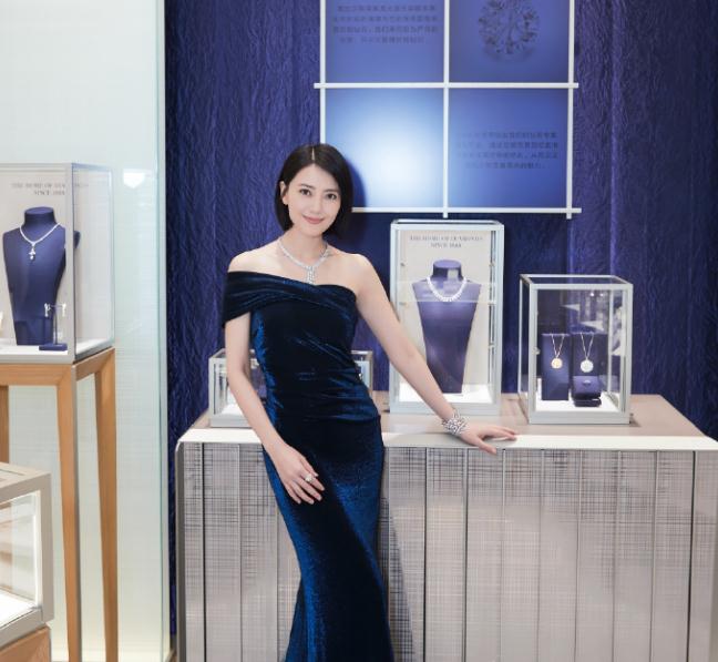 高圆圆又双叒叕换新发型美成18岁，但却因为穿了这件衣服被说又老又土