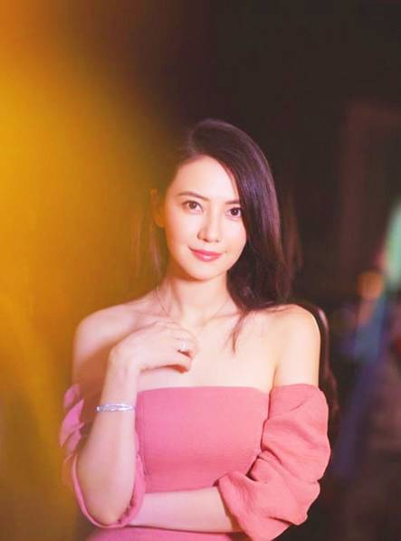 高圆圆又双叒叕换新发型美成18岁，但却因为穿了这件衣服被说又老又土