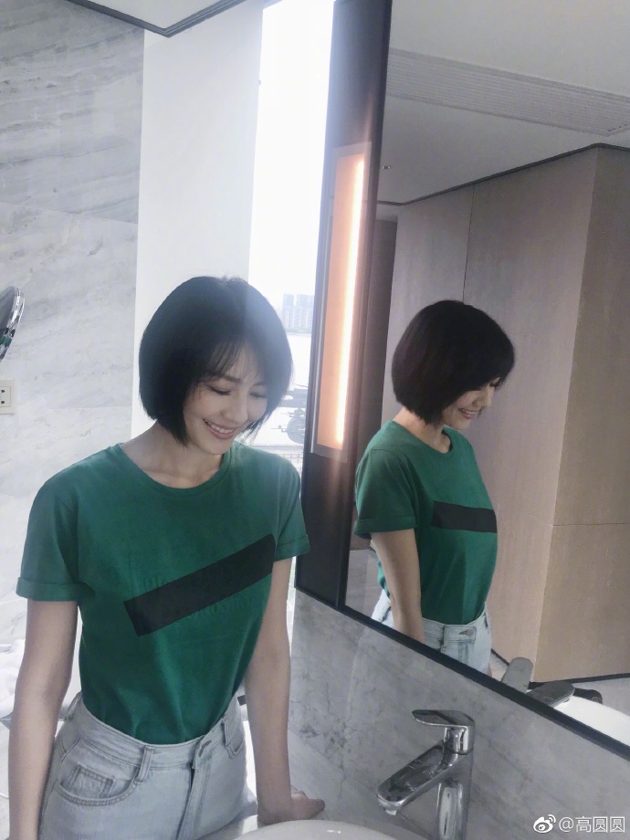 高圆圆又双叒叕换新发型美成18岁，但却因为穿了这件衣服被说又老又土