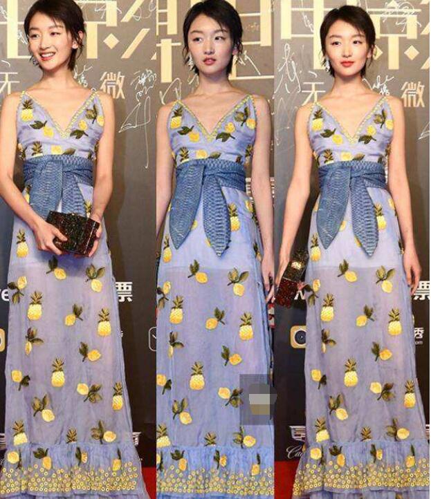 周冬雨穿红色小礼服，被说像初中生