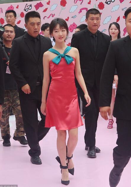 周冬雨穿红色小礼服，被说像初中生