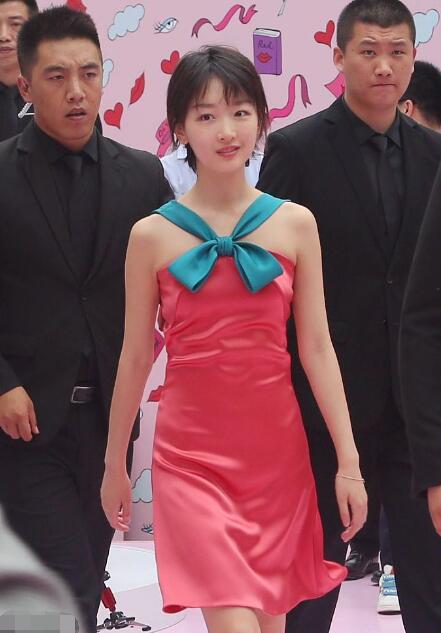 周冬雨穿红色小礼服，被说像初中生