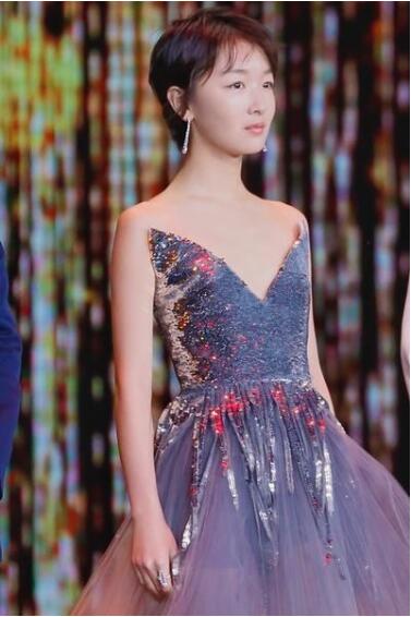 周冬雨穿红色小礼服，被说像初中生