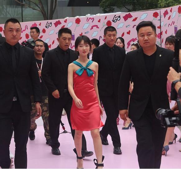 周冬雨穿红色小礼服，被说像初中生