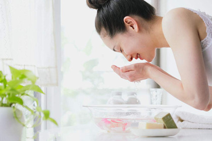 早上用洗面奶好吗 早上用什么水洗脸好