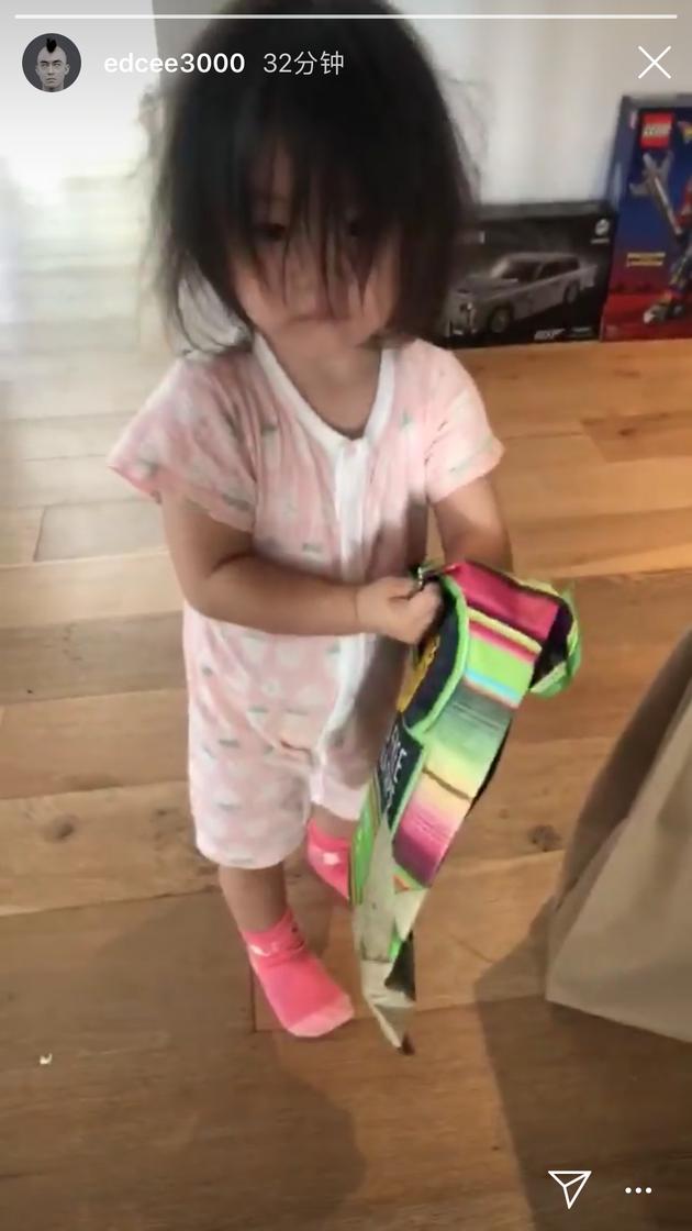 实力坑娃！陈冠希晒Alaia披头散发照遭吐槽