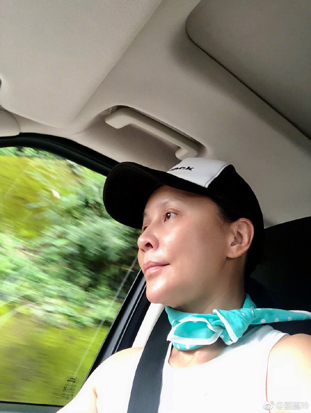 刘嘉玲发了一张素颜照，网友却发现她没有睫毛！