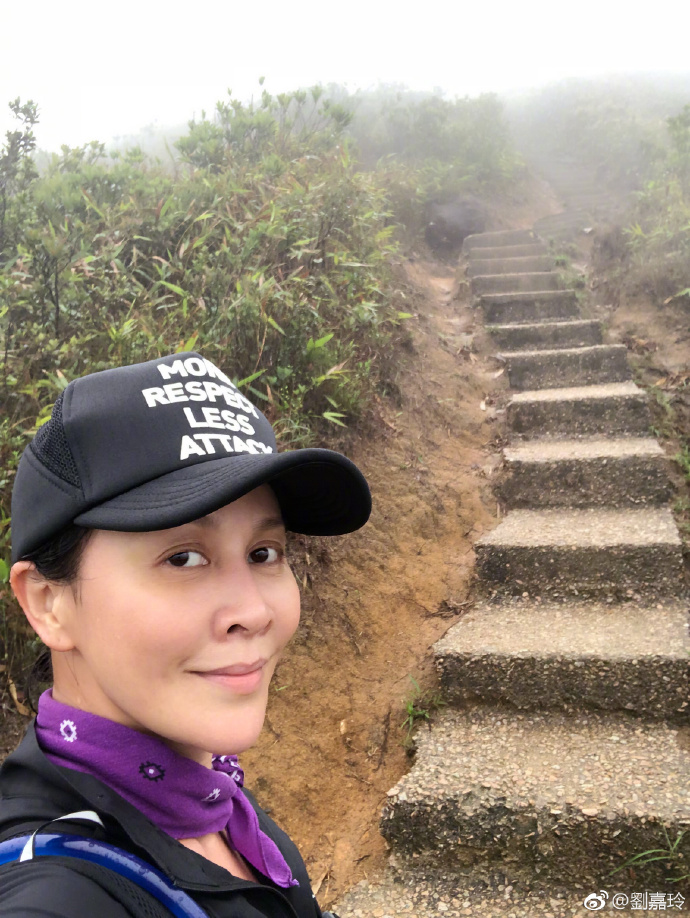 刘嘉玲发了一张素颜照，网友却发现她没有睫毛！