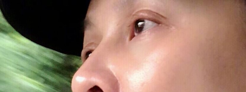 刘嘉玲发了一张素颜照，网友却发现她没有睫毛！