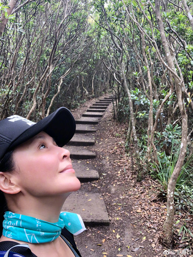 刘嘉玲发了一张素颜照，网友却发现她没有睫毛！