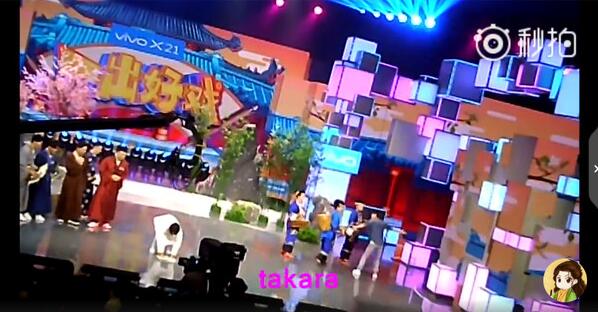 张艺兴玩游戏全身被泼湿 为防滑倒亲手清理地板