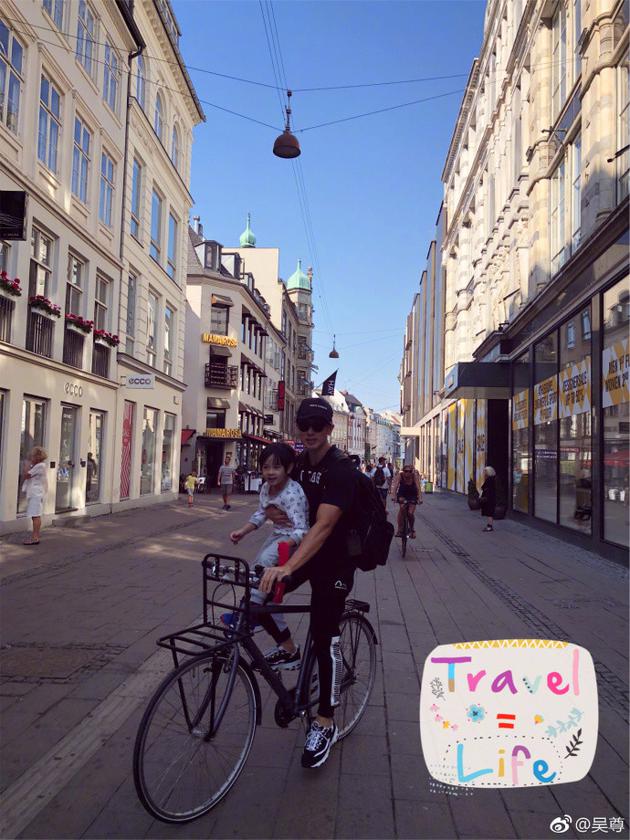 吴尊全家游哥本哈根!72岁高颜值爸爸骑脚踏车帅炸