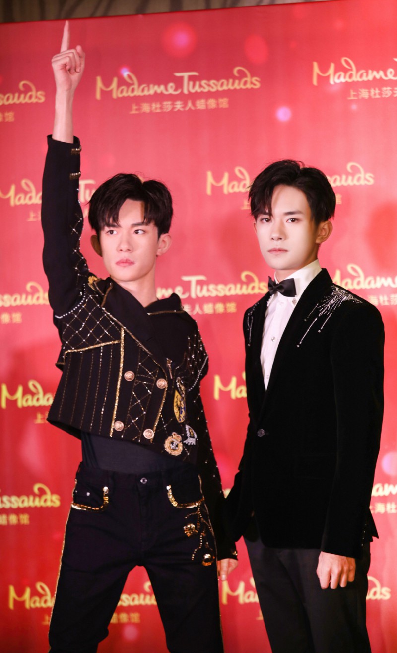 TFBOYS合体亮相上海为蜡像揭幕 谈造型称很逼真