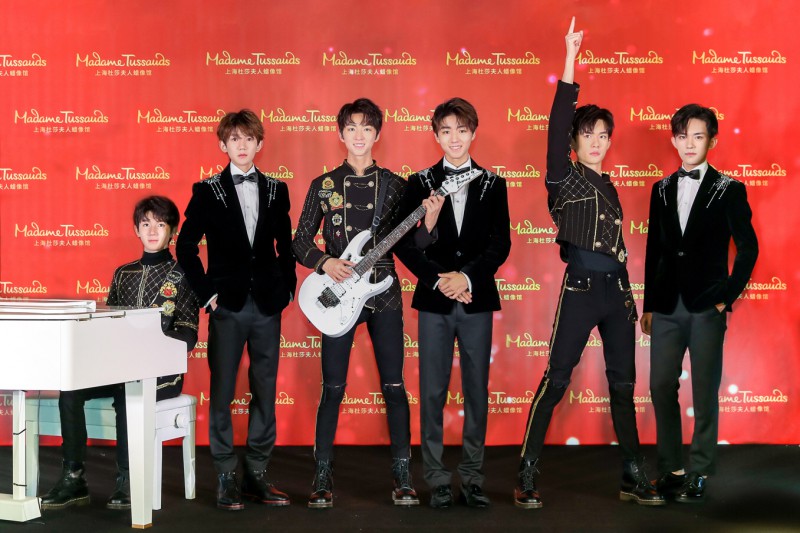 TFBOYS合体亮相上海为蜡像揭幕 谈造型称很逼真