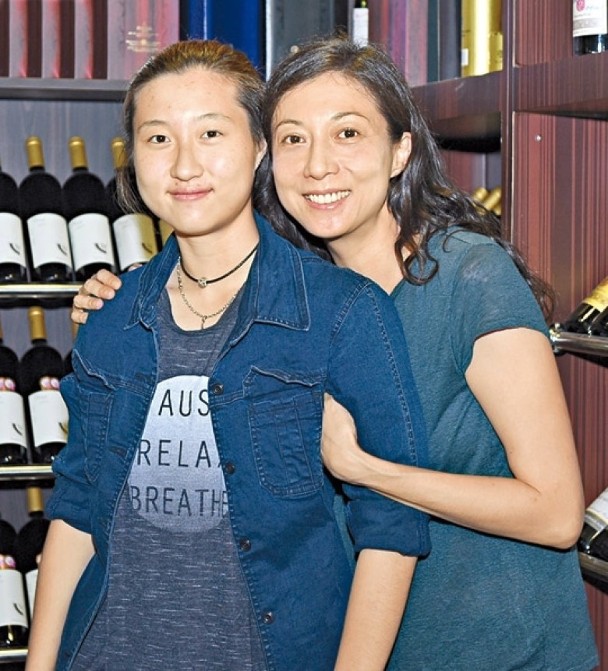 “小龙女”吴卓林加拿大“寻爸”？被曝靠卖垃圾为生