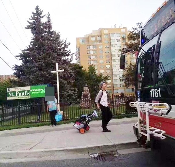 "小龙女"吴卓林加拿大"寻爸"?被曝现靠卖垃圾为生