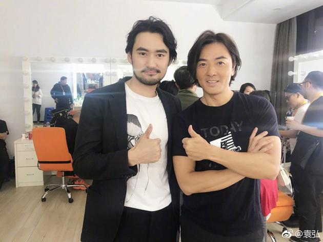 化身小迷弟！袁弘晒合照表白郑伊健：男神太帅了