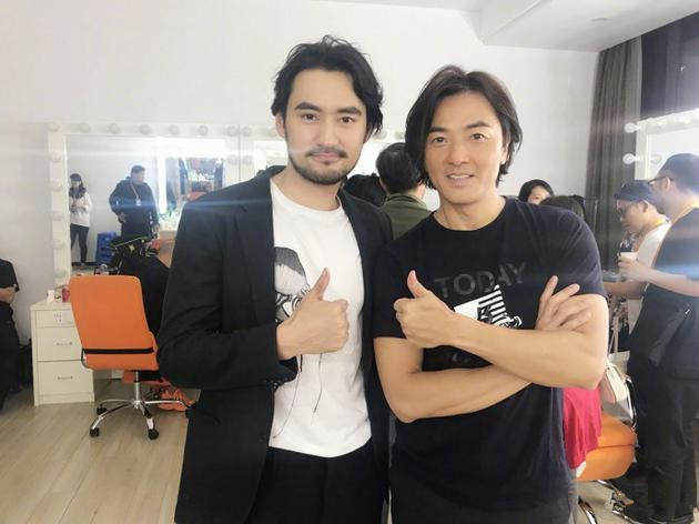 化身小迷弟！袁弘晒与郑伊健合照表白：男神太帅了！