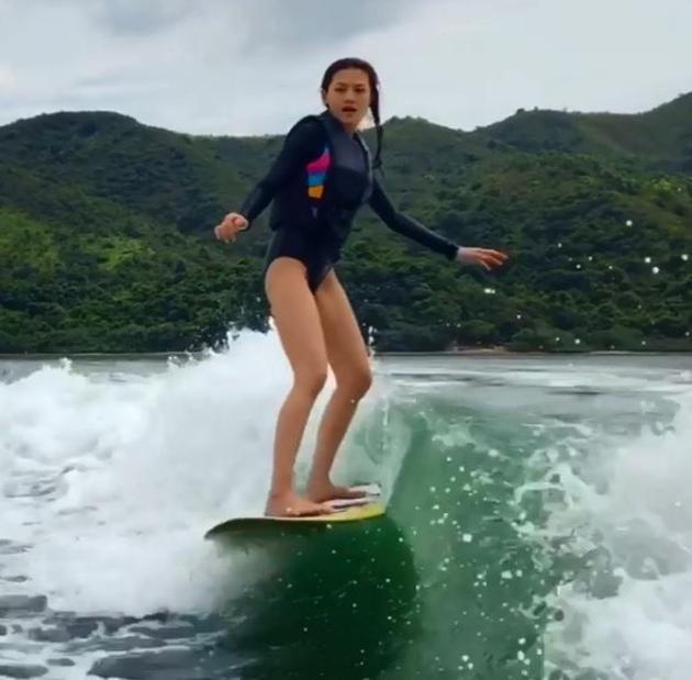 下海处女秀！周秀娜滑水封胸大晒长腿技术获赞