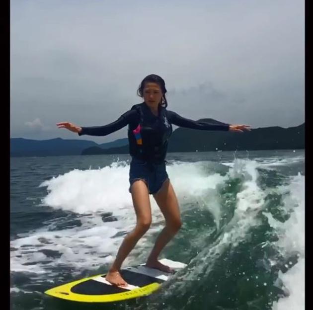 下海处女秀！周秀娜滑水封胸大晒长腿技术获赞