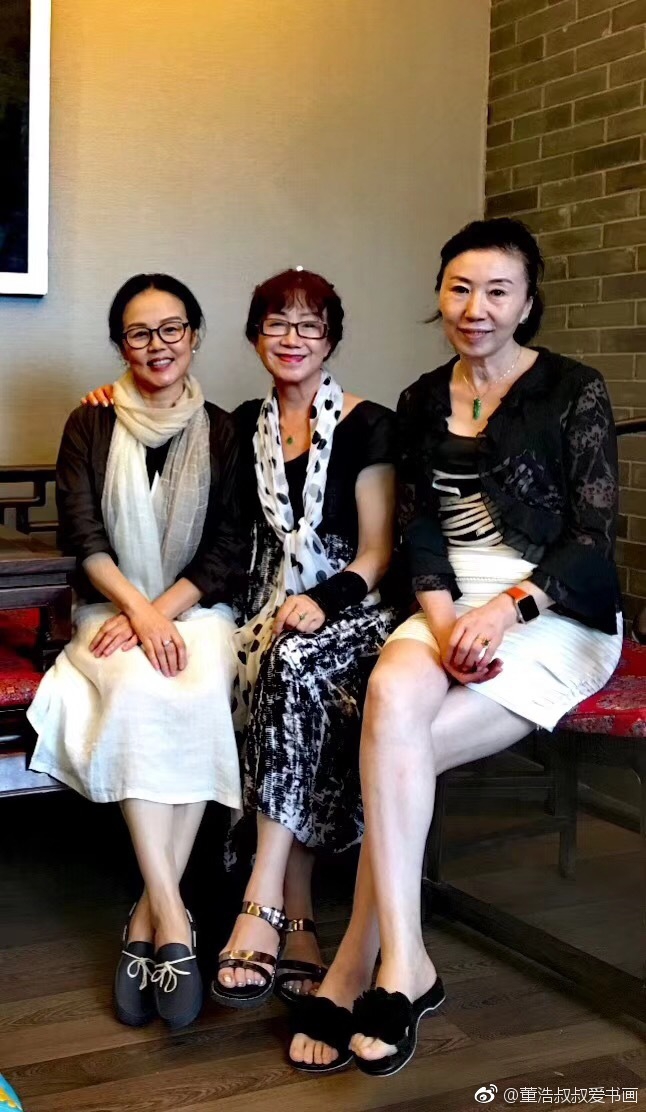 62岁董浩罕见晒妻子美照 称赞老伴儿漂亮出众