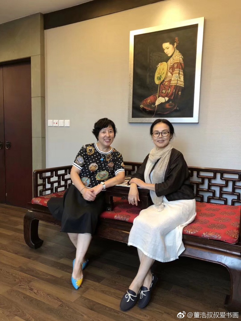 62岁董浩罕见晒妻子美照 称赞老伴儿漂亮出众