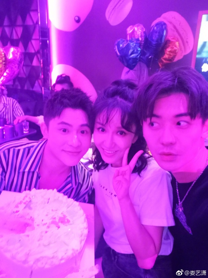 娄艺潇晒合影为男友人庆生 自侃是假姐妹真兄弟