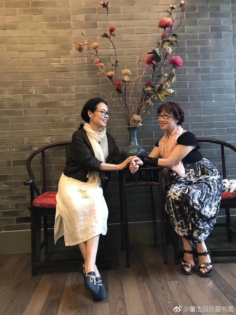 62岁董浩罕见晒妻子美照 称赞老伴儿漂亮出众