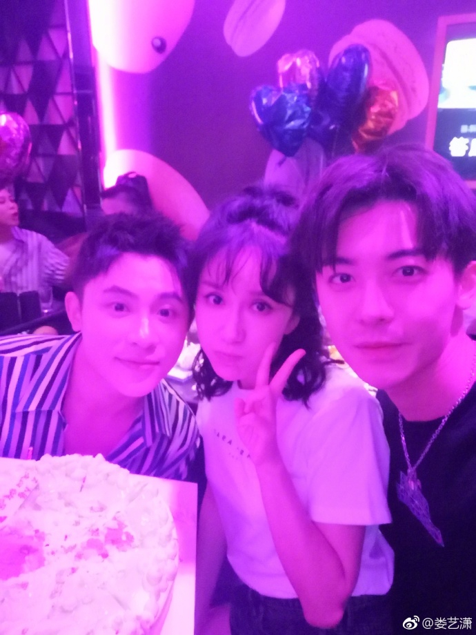 娄艺潇晒合影为男友人庆生 自侃是假姐妹真兄弟