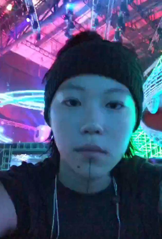 窦靖童晒近距离搞笑视频 门牙抢镜可爱满分！