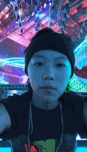 窦靖童晒近距离搞笑视频 门牙抢镜可爱满分！