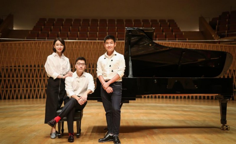 陈数老公晒一家三口合照，两个人十指紧扣超甜蜜！