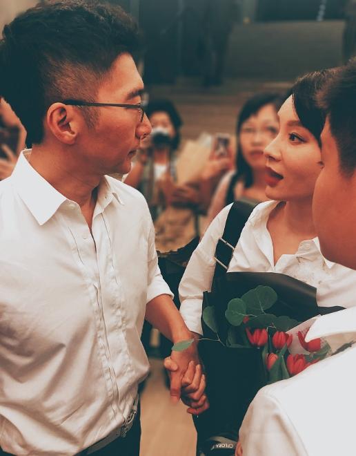 陈数老公晒一家三口合照，两个人十指紧扣超甜蜜！