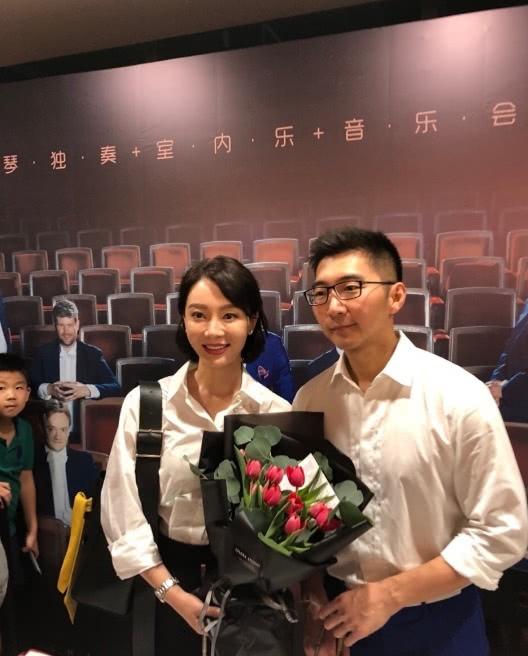 陈数老公晒一家三口合照，两个人十指紧扣超甜蜜！