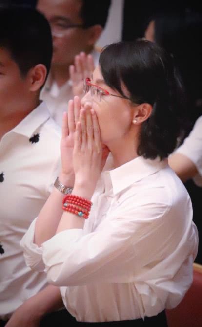 陈数老公晒一家三口合照，两个人十指紧扣超甜蜜！