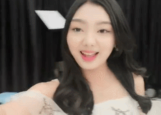 三成员退团后李紫婷首唱卡路里 笑容满面未受影响