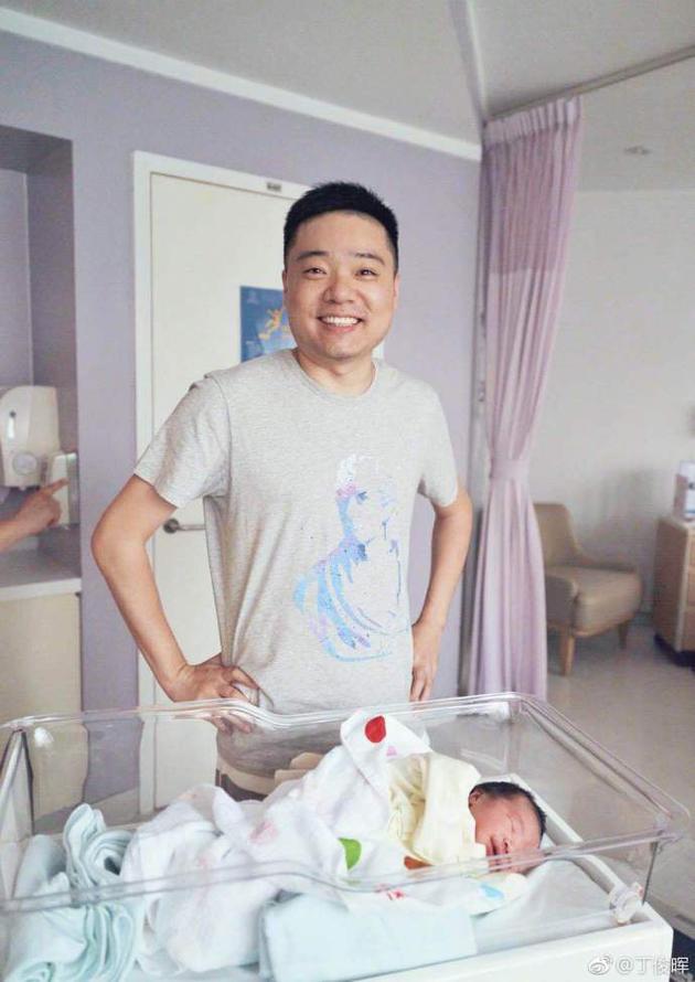 丁俊晖首度公开女儿正面照 怀抱宝宝笑容超灿烂