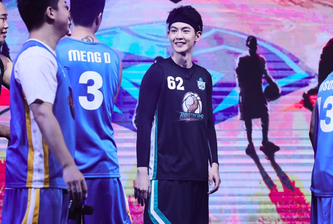 Super3联赛战况激烈 唐晓天跳投抛打趣“被骗”