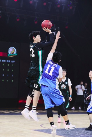 Super3联赛战况激烈 唐晓天跳投抛打趣“被骗”