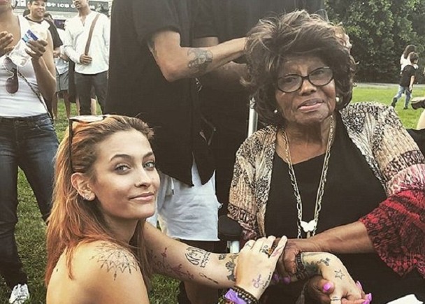 迈克尔杰克逊女儿演出 八旬祖母坐轮椅捧场