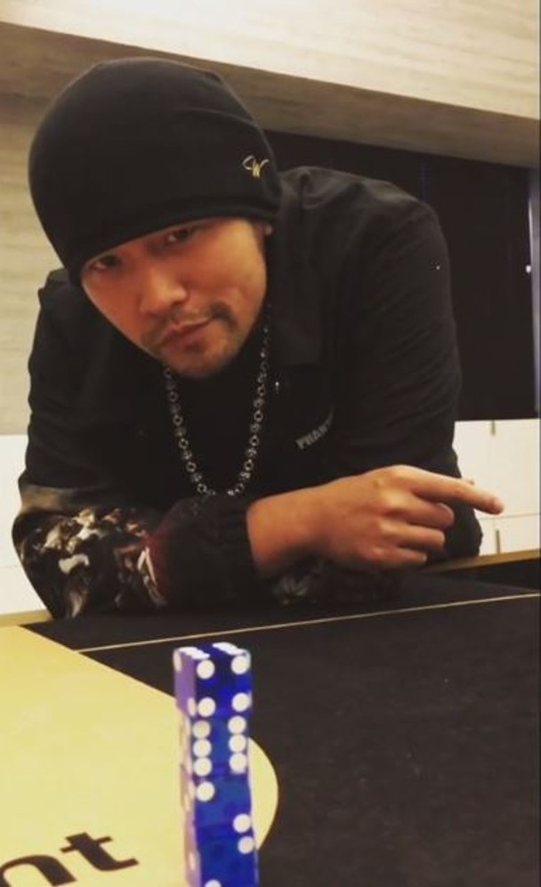 周杰伦表演赌神绝学 不忘"挑衅"网友：你们会吗