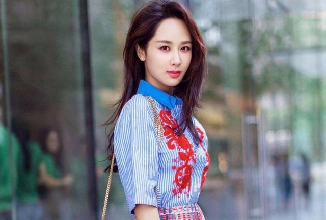 分手后换风格了？杨紫蓬松短发温柔稳重 比之前更美了