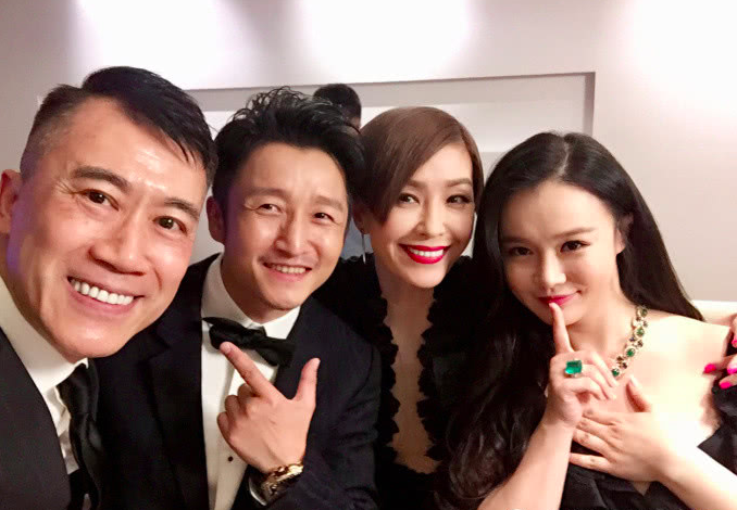 冉莹颖穿深V秀上围 与男士合影时她做了这样一个动作