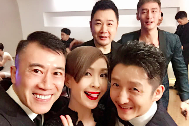 冉莹颖穿深V秀上围 与男士合影时她做了这样一个动作