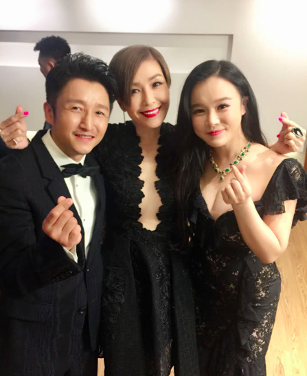 冉莹颖穿深V秀上围 与男士合影时她做了这样一个动作