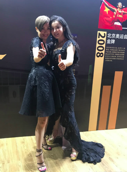 冉莹颖穿深V秀上围 与男士合影时她做了这样一个动作