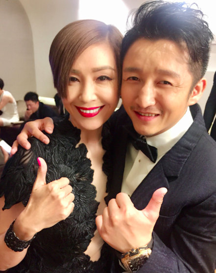 冉莹颖穿深V秀上围 与男士合影时她做了这样一个动作